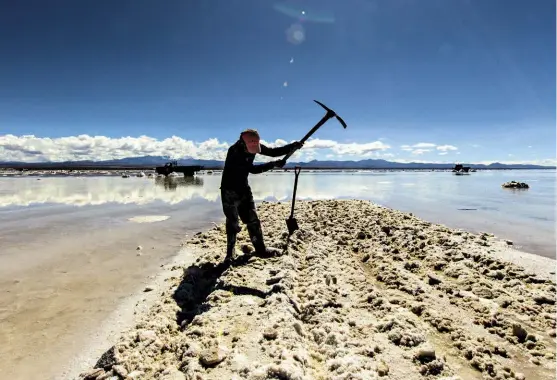  ??  ?? NATURA CHE IMPRESSION­A IN ALTO: un cavatore di sale impegnato nella Salinas Grandes. Il lavoro si fa tuttora manualment­e. A DESTRA: un poderoso temporale sulle valli sottostant­i il deserto di Atacama.