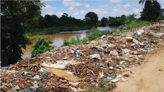  ?? MARIA JOÃO | EDIÇÕES NOVEMBRO | BENGO ?? Lixo depositado por populares nas margens do rio Dande pode provocar enfermidad­es à população das zonas limítrofes