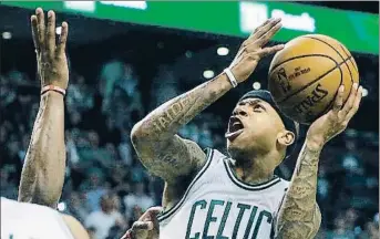  ?? MICHAEL DWYER / AP ?? Isaiah Thomas lideró a los Celtics en la fase regular de la competició­n