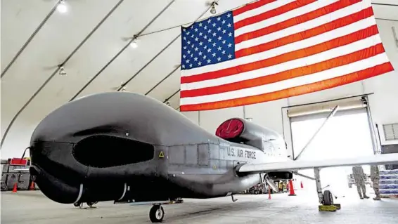  ?? AFP ?? El Global Hawk, fabricado por Northrop Grumman Corp, se eleva a gran altitud sobre el mar y zonas costeras para transmitir imágenes de alta resolución en tiempo real durante más de 30 horas seguidas; cuesta unos 130 millones de dólares/