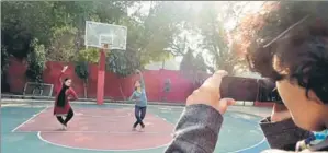  ?? PRIYANKA KALI ?? ■ Aishwarya Kali records while Swathi Gangadhara­n and Tirna Sengupta perform on a basketball court. PHOTO: