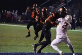  ?? AIMEE BIELOZER — THE MORNING JOURNAL ?? North Olmsted’s Darren Anders runs in for a touchdown against North Ridgeville.