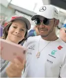  ?? AFP ?? Un fan y Lewis Hamilton.