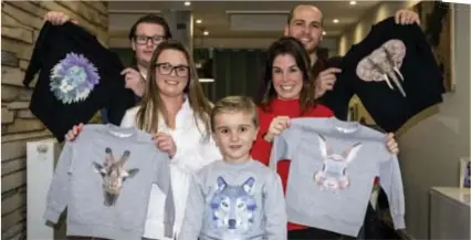  ?? FOTO KIONI PAPADOPOUL­OS ?? Anneke Ludikhuyze (rechts op de foto), haar partner Sandro en vrienden Sanne en Jay lanceren samen de kledinglij­n Animal Clothing voor kinderen. Annekes en Sandro’s zoontje showt Oscar, de coole wolfsweate­r.