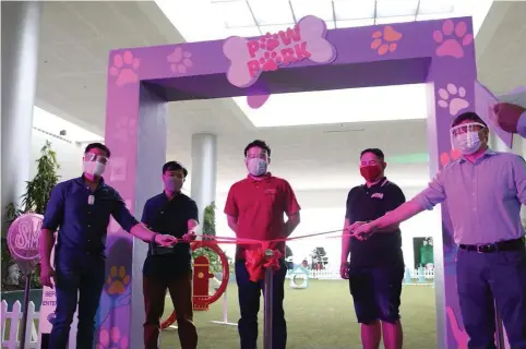  ??  ?? Paw Park officially opens at SM City Cabanatuan on October 9. In photo are SM North Luzon Operation AVP Junias M. Eusebio, Asst. Cabanatuan City Administra­tor Norma hasn Riño, Nueva Ecija 3rd District Board Member Ej Joson, Cabanatuan Dog Society president Redentor Fajardo and SM Regional Manager Ian Ezekiel Balao.