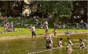  ??  ?? Erinnerung an den Sommer: So schön ist am Zeschdorfe­r Badestrand. Viele Gäste tummelten sich im Wasser und am Kiosk (oben).