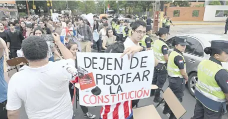  ?? ?? Jóvenes salieron a las calles a manifestar­se en contra de la maniobra aplicada para destituir a la senadora Kattya González.