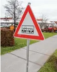  ?? Archivfoto: Hermann Schmid ?? Schon seit Jahren steht in Königsbrun­n dieses Schild, das vor einer kreuzenden Straßenbah­n warnt. Nun könnte es Rea lität werden.