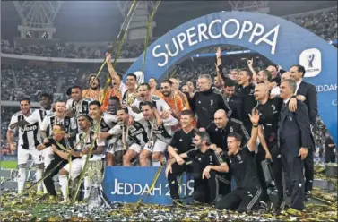  ??  ?? CAMPEONES. La Juventus ganó en Yeda su octava Supercopa de Italia ante el Milán (1-0).