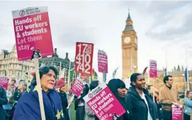  ?? FOTO ?? Cientos de manifestan­tes, contrarios al Brexit, protestaro­n a las afueras del Parlamento británico por la decisión.