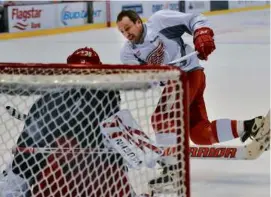  ?? DETROIT NEWS VIA AP ?? Mr. Klima took a shot on former Detroit Red Wings teammate Chris Osgood during an alumni practice in 2013.