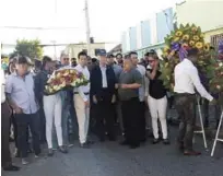  ??  ?? Ofrenda. Ciudadanos banilejos llevaron flores el sábado pasado a este punto de la calle Wenceslao Guerrero, del sector Santa Cruz, en Baní, donde el 8 de enero fue asesinado el coronel Daniel Ramos Álvarez.