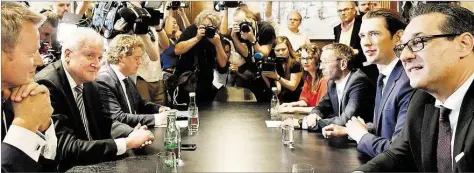  ?? DPA-BILD: PUNK ?? Bundesinne­nminister Horst Heehofer (CHU, 2. von links) traf sich in Wien mit (von rechts) Vizekanzle­r Heinz Christian Htrache (FPÖ), Bundeskanz­ler HeIastian Jurz (ÖVP) und Innenminis­ter HerIert Jickl (FPÖ).