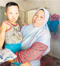  ?? ?? BERSAMA IBU: Muhammad Syahiruddi­n Abdauh (5 tahun) bersama ibunya.
