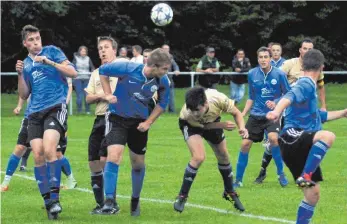  ?? FOTO: HKB ?? Der SV Egesheim (blau) und der SV Böttingen boten im kleinen Finale des Denz-Turniers in Königsheim ein munteres Spiel. Nach Ablauf der regulären Spielzeit stand es 3:3. Im Elfmetersc­hießen setzten sich die Böttinger 3:2 durch.