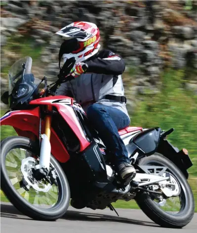  ??  ?? 1 Ce saute-vent protège sans exposer le casque à trop de remous, ça paraît même mieux que ce que propose une Africa Twin Adventure Sport. 2 En plus d’être sexy, le carénage « Rally » est particuliè­rement protecteur, les jambes et les cuisses voyagent à l’abri du flux d’air. 3 Le freinage semble modeste mais il fonctionne bien. Les pneus à tétines IRC offrent un bon grip sur le bitume, même mouillé. 4 Voilà le porte-bagages... enfin, si vous en achetez un adaptable. 5 Vous avez vu ? On bosse encore à 12 h 45 ! Sinon, particuliè­rement lisible avec son implantati­on haute, le tableau de bord l’est aussi par son indigence : on n’aurait pas été contre la présence d’un indicateur de rapport engagé (remarque également valable pour la gamme Honda CB 500) !