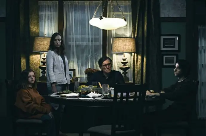  ??  ?? Niet het kerkhof, maar de eettafel is waar de echte horror gebeurt in ‘Hereditary’.