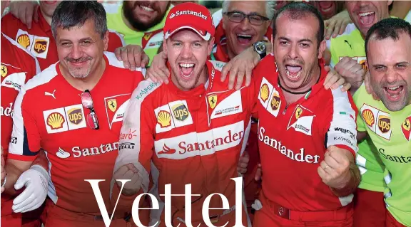  ??  ?? La squadra
Sebastian Vettel, 27 anni, festeggia con il team Ferrari la vittoria al suo debutto sulla Rossa nel primo
Gran premio della stagione sul circuito di Sepang
(Getty Images)