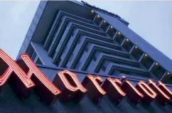  ??  ?? Αλυσίδες ξενοδοχείω­ν, όπως η Marriott Internatio­nal, έχουν αποδυθεί σε επιθετικές εκστρατείε­ς μάρκετινγκ για να ανακτήσουν πελατεία από τις Expedia, Priceline, Βοoking.com και άλλα συναφή σάιτ.