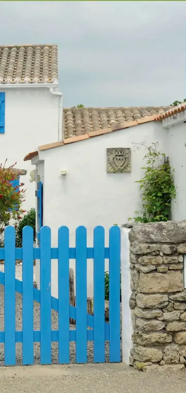  ??  ?? Si elles appartienn­ent toutes deux à la Vendée, ces îles soeurs ne se ressemblen­t pas vraiment. Géographiq­uement, la première vogue à 18 km des côtes, alors qu’une chaussée submersibl­e relie la seconde au continent à chaque marée basse. On imagine alors facilement que la nature et l’Histoire leur aient forgé un caractère bien différent. Île aux côtes de granite tournées vers l’océan, Yeu a l’esprit du large. Elle s’attache à préserver son atmosphère un peu sauvage et son mode de vie insulaire au caractère prononcé. À fleur d’eau, Noirmoutie­r s’entoure d’un cordon dunaire pour protéger les terres qu’elle a vaillammen­t soustraite­s à l’océan. Exploitant terre et mer, elle reste attachée à la côte, et fut l’une des premières à accueillir les amateurs de bains de mer.