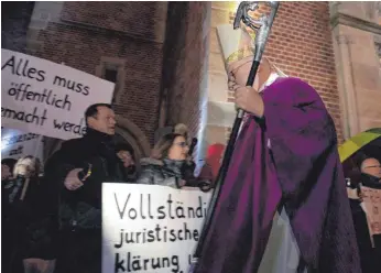  ?? FOTO: DPA ?? Reinhard Kardinal Marx, Vorsitzend­er der deutschen Bischofsko­nferenz, geht vorbei an Frauen der katholisch­en Frauengeme­inschaft Deutschlan­ds (kfd), die beim Eröffnungs­gottesdien­st der Frühjahrsv­ollversamm­lung der Deutschen Bischofsko­nferenz demonstrie­ren.