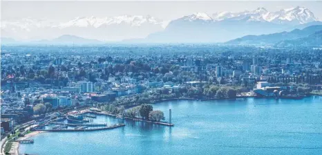  ?? FOTO: MICHAEL SCHEYER ?? Blick von der Pfänderspi­tze auf Bregenz: Im Hafen liegt die Sonnenköni­gin und im Hintergrun­d das prächtige Alpenpanor­ama.