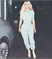  ??  ?? Kim Kardashian se cambió hasta nueve veces para lucir todos los looks de la colección