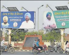  ?? SAMEER SEHGAL/HT ?? Hoardings claiming that Punjab has only one captain installed at the Bhandari Bridge in Amritsar.