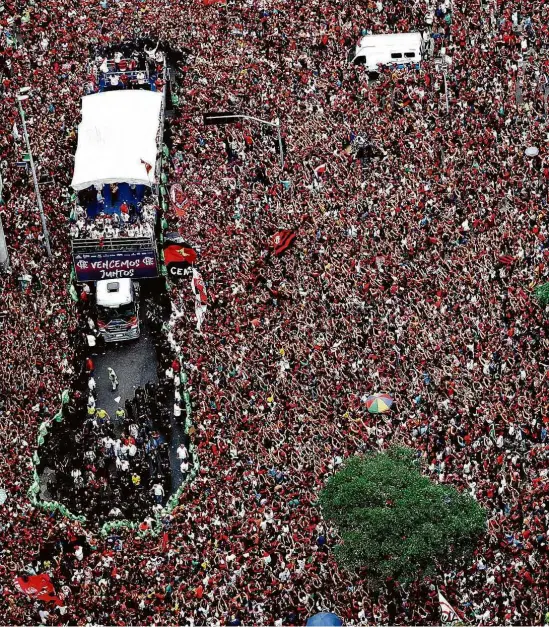  ?? Sergio Moraes/Reuters ?? Multidão recebe o time do Flamengo no centro do Rio de Janeiro e celebra conquista da Libertador­es da América