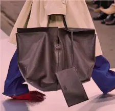  ?? ?? Accessori L’heritage di Tod’s si rinnova in pellami morbidi, volumi oversize e linee destruttur­ate per le borse. Mentre la versione Yorky del Gommino si arricchisc­e con sottili frange che creano movimento