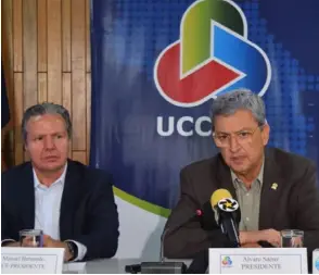  ?? Uccaep ?? Álvaro Sáenz (der.), entonces presidente de Uccaep, junto a quien fungía como uno de los vicepresid­entes de la agrupación, José Manuel Hernando. Era diciembre del 2019.
