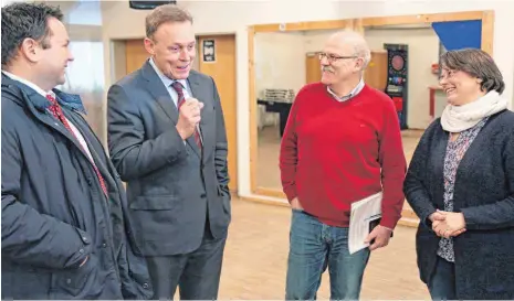  ?? FOTO: GERD MÄGERLE ?? Kurzbesuch im Biberacher Stadtteilh­aus Gaisental: Martin Gerster (v. l.) und Thomas Oppermann im Gespräch mit Lothar Schiro und Sigrid Ritter vom Stadtteilh­aus.