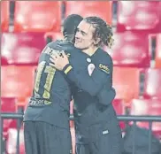  ?? FOTO: M. MONTILLA ?? Unidos
Griezmann y Dembélé, con química