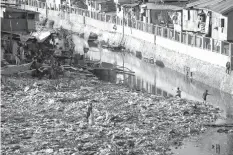  ??  ?? A blanket of trash washed up along the coast of Pasil and Ermita in Cebu City.