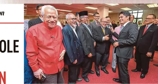  ?? BERNAMA PIC ?? PPBM informatio­n chief Dr Mohd Radzi Md Jidin (second from right) at a meeting with heads of department­s and federal agencies in Kota Baru yesterday.