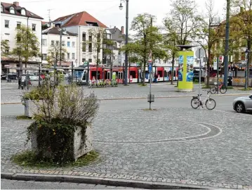  ?? Fotos: Silvio Wyszengrad ?? Der Helmut Haller Platz vor dem Oberhauser Bahnhof ist Treffpunkt der Drogen und Alkoholike­rszene. Um die Situation zu ver bessern, will Ordnungsre­ferent Dirk Wurm in der Nähe ein betreutes Angebot schaffen.