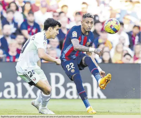  ?? // DAVID RAMÍREZ ?? Raphinha pone un balón con la izquierda al interior del área en el partido contra Osasuna