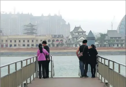  ?? CUI JIA / CHINA DAILY ?? Real estate projects on Ocean Flower Island, Hainan province, have been suspended as a result of damage to coral reefs and whitelip oysters.