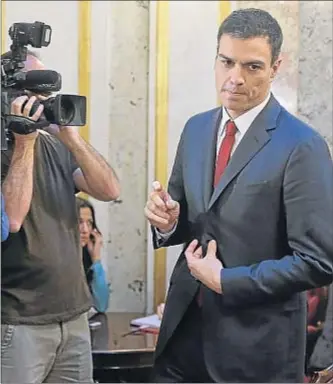  ?? EMILIO NARANJO / EFE ?? Pedro Sánchez replicó ayer a Mariano Rajoy desde el Congreso