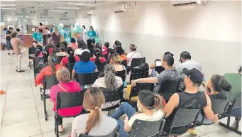  ?? ?? Pacientes esperan para consultar en el Hospital Regional de Ciudad del Este.