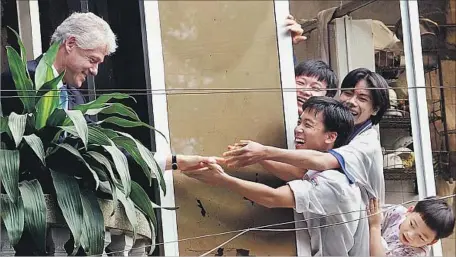  ?? Hoang Dinh Nam AFP/Getty Images ?? PRESIDENT CLINTON was warmly greeted in Vietnam in 2000 when he became the first U.S. leader to visit since the end of the war.