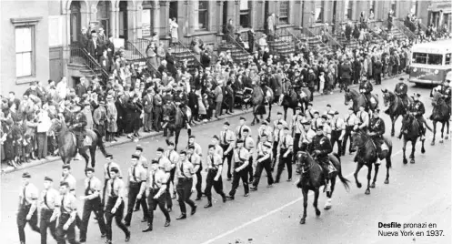  ?? ?? Desfile pronazi en Nueva York en 1937.