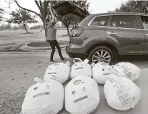  ??  ?? Thousands of cars lined up Saturday morning to get turkeys and other holiday fixings.