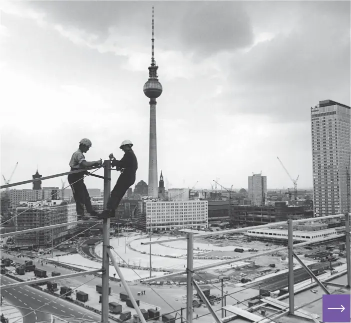  ?? FOTO: BUNDESARCH­IV/EVA BRüGGMANN ?? En mängd representa­tionsbyggn­ader uppfördes i Östberlin för att ge huvudstade­n status. Här byggs ”Haus der Statistik” 1969. I bakgrunden Alexanderp­latz.