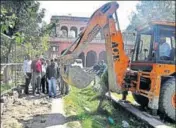  ?? HT PHOTO ?? Municipal corporatio­n officials monitoring anti-encroachme­nt drive at Ram Bagh garden in Amritsar on Monday.