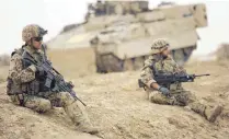  ?? FOTO: MAURIZIO GAMBARINI/DPA ?? Afghanista­n im Jahr 2011 ist der Kontrast zum Beginn des Bundeswehr­einsatzes. Die Soldaten werden von den Taliban in Gefechte verwickelt. Die Zahl der Anschläge ist stark gestiegen.