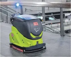  ?? FOTO: PABLO CASTAGNOLA ?? Der Reinigungs­roboter eines Ulmer Start-up-Unternehme­ns hat sich bei einem Wettbewerb der Deutschen Bahn durchgeset­zt.
