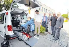  ?? Foto: Hermann Schmid ?? Mit ihrem E-Rollstuhl kann Victoria Huhn gut in den umgebauten VW Caddy fahren, den der Car-Sharing-Verein „Bei Anruf Auto“ab sofort im Fuhrpark hat. Die Demonstrat­ion verfolgen (von links) Matthias Reinsch vom Verein sowie (hinten) Gregor Beck von...