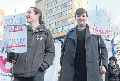  ??  ?? Demonstrat­ors outside the Dundee University Tower Building today.