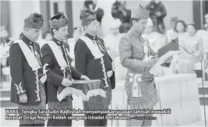  ?? — Gambar Bernama ?? WAKIL: Tengku Sarafudin Badlishah menyampaik­an ucapan tahniah mewakili Kerabat Diraja Negeri Kedah sempena Istiadat Pertabalan.